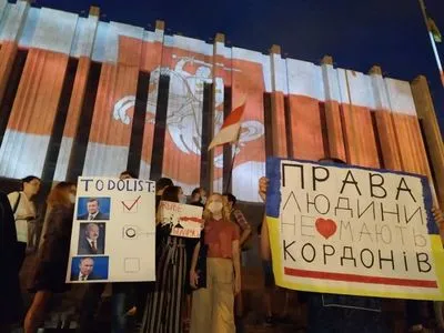 #BelarusWatch: Украинский дом в Киеве подсветили цветами флага Беларуси
