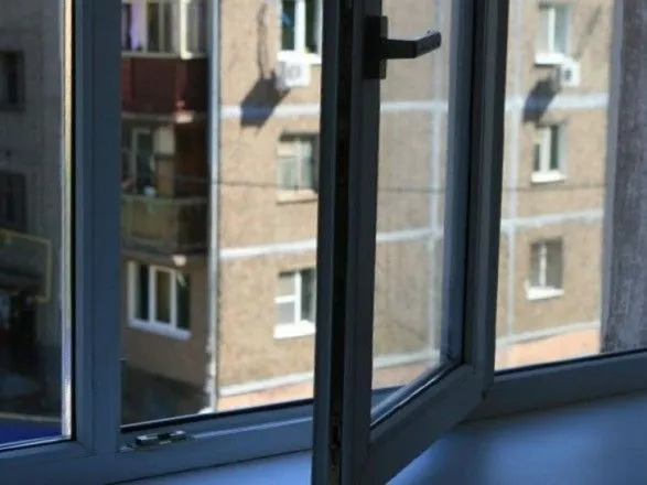 У Києві на Троєщині з вікна багатоповерхівки випала жінка