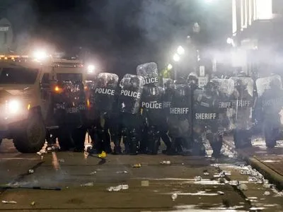 Антирасистские протесты в США: губернатор Висконсина ввел чрезвычайное положение в штате из-за протестов в Кеноше