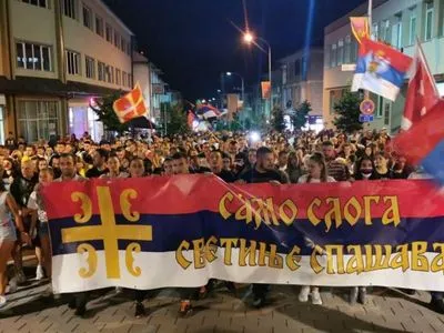 Накануне выборов в Черногории снова прошли массовые просербской демонстрации "православных верующих"
