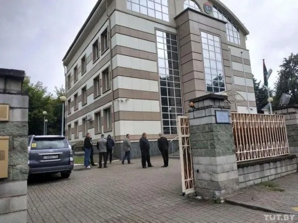 СМИ: неизвестные пытались взять штурмом посольство Ливии в Беларуси, пострадал дипломат
