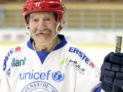Помер найстарший хокеїст світу