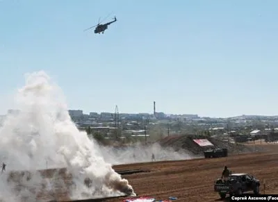 В окупованому Криму влаштували показові бої за участі російських танків і вертольотів