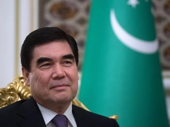 Жителей Теркменистана заставляют покупать портреты президента вместе с продуктами