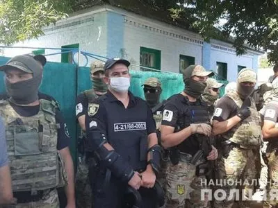 На Харківщині біля будинків ромів сталися сутички, територію селища оточила поліція