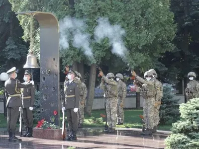Нагороди, військовий салют і хвилина мовчання: у Києві вшанували 223 полеглих героїв