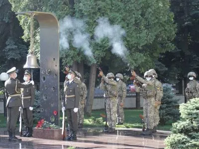 Награды, военный салют и минута молчания: в Киеве почтили 223 павших героев