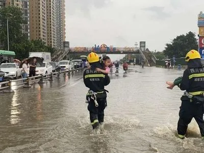 В Китае из-за ливня эвакуировали около 800 человек