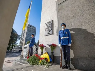 Под Верховной Радой почтили память погибших в результате теракта нацгвардейцев