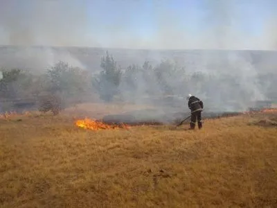 Під час гасіння пожежі на Луганщині пролунав вибух: постраждав рятувальник