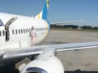 В Борисполе женщина "прогулялась" по крылу самолета