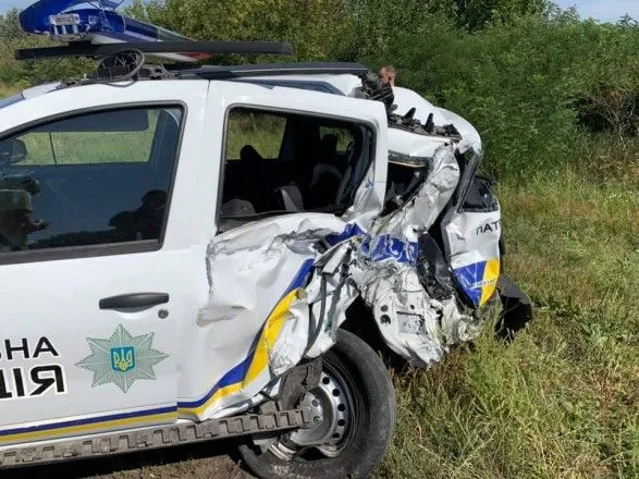 В Киевской области грузовик протаранил патрульное авто