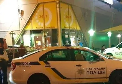 В Киеве автомобиль въехал в летнюю террасу McDonald's, есть пострадавшие