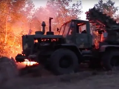 У Міноборони показали, як військові протистоять пожежам на Луганщині