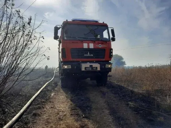 На Луганщині локалізовано два осередки пожеж сухої трави та лісових насаджень
