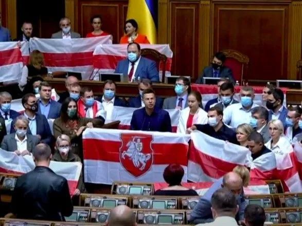 Біло-червоно-білі прапори у Раді: нардепи виступили на підтримку протестів у Білорусі