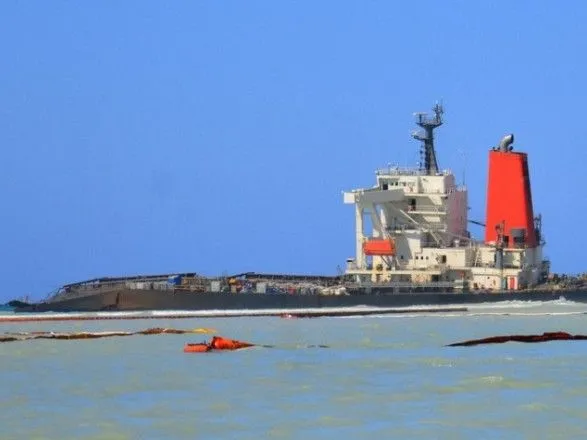 Япония отреагировала на требования Маврикия из-за разлива нефти из японского танкера