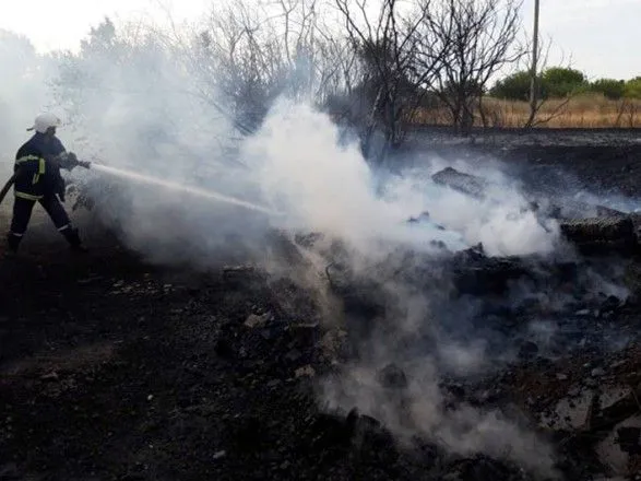 На Дніпропетровщині пожежа з трави перекинулась на будинок
