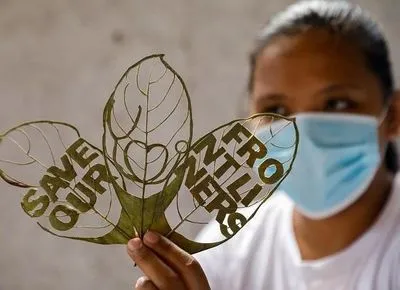 Филиппинка, которую уволили из коронакризиса, создает и продает портреты из листьев
