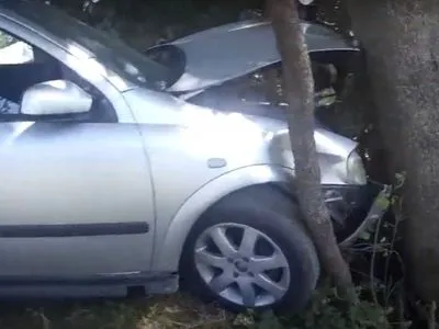 Під час спроби зупинити власну автівку жінку насмерть притисло до дерева