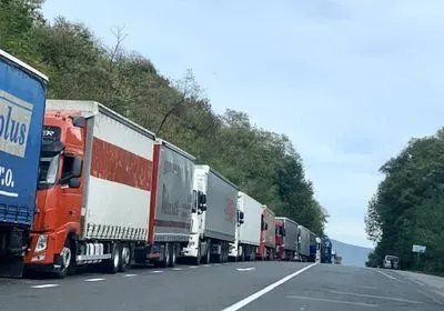 На кордоні зі Словаччиною у черзі зібралось 200 вантажівок