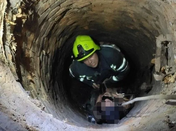 Девушка упала в канализационный коллектор в Кировоградской области