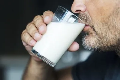 Диетолог рассказала, стоит ли взрослым пить молоко