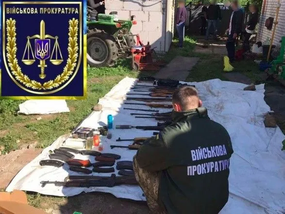 "Домашня зброярня": на Чернігівщині у колишнього працівника військової частини знайшли арсенал зброї