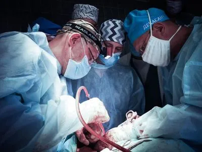 Во Львове провели первую операцию по удалению опухолевого процесса на шее