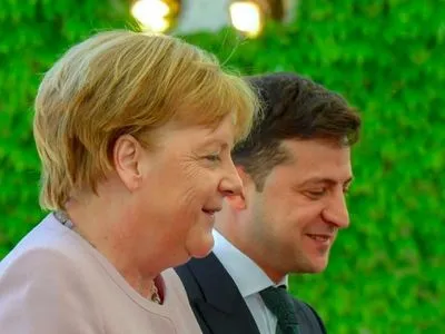 Зеленский поблагодарил Меркель за оценку усилий Украины на Донбассе