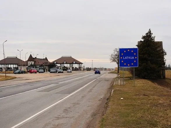 Опасаясь закрытия границ, эстонцы массово вывозят алкоголь из Латвии