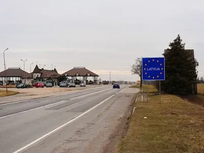 Побоюючись закриття кордонів, естонці масово вивозять алкоголь з Латвії