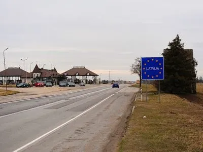Побоюючись закриття кордонів, естонці масово вивозять алкоголь з Латвії