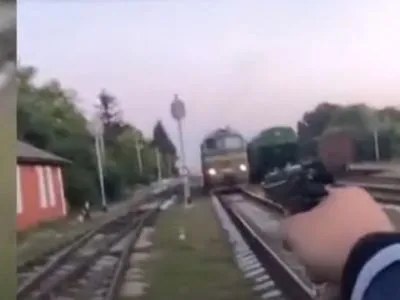 На Вінниччині двоє чоловіків напідпитку зупинили вантажний поїзд заради відео для Instagram