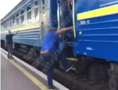 Пасажира виштовхнули з вагона поїзда: в Укрзалізниці відреагували
