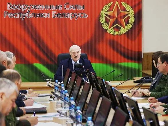 Лукашенко наказав не тримати війська на західному кордоні, якщо НАТО там "не ворушаться"
