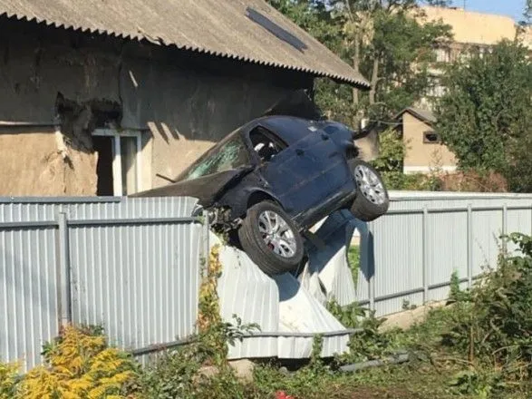 В Черновцах полицейский на BMW снес светофор и врезался в забор