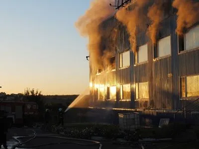 Крупный пожар произошел в цехе в Николаеве: горел синтепон и утеплитель