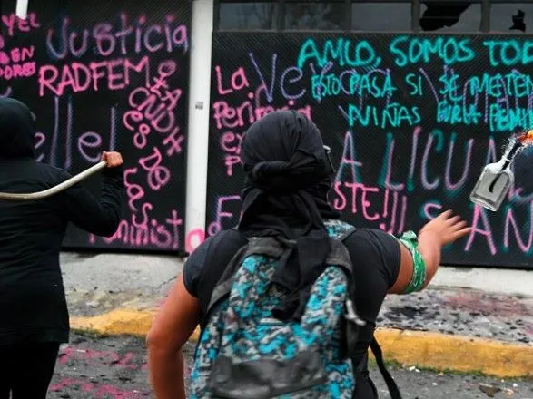 u-meksitsi-protestuvalniki-proti-nasilstva-nad-zhinkami-pidpalili-uryadovu-budivlyu