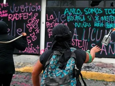 В Мексике протестующие против насилия над женщинами подожгли правительственное здание