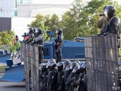 Активісти почали зводити барикади у центрі Мінська