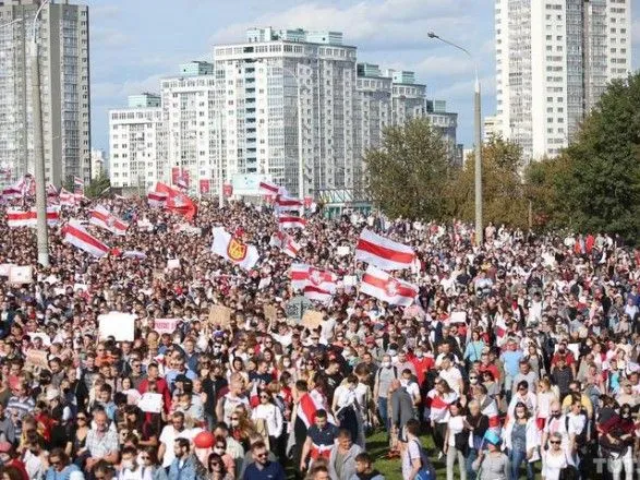 У Марші героїв в Мінську беруть участь не менше 100 тисяч осіб - журналісти
