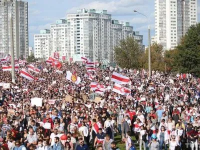 В Марше героев в Минске принимают участие не менее 100 тыс. человек - журналисты
