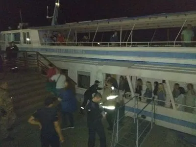 На Дніпрі через поломку двигуна зупинився теплохід із 77 пасажирами на борту