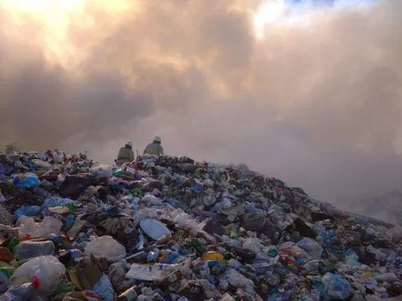 В Николаевской области продолжается тушение пожара на полигоне бытовых отходов