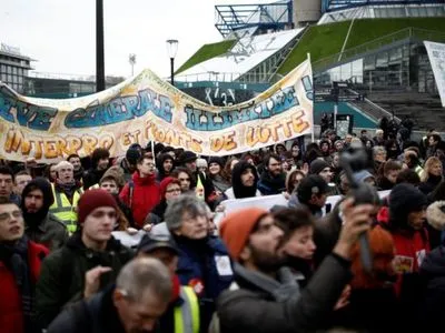 У Франції поновилися акції протесту "жовтих жилетів", сотні затриманих