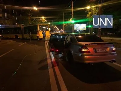 У Києві сталось ДТП за участі тролейбуса, дроти якого "обвили" Mercedes