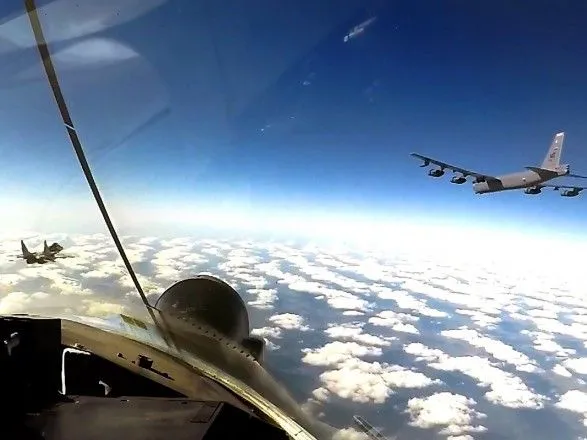Взяли курс на акваторію Чорного моря: В-52 знову зайшли у повітряний простір України