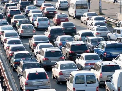 З початку цього місяця паркувальна інспекція евакуювала понад 2 тисячі авто з вулиць столиці – Кличко