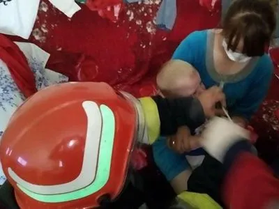 В Хмельницкой области полуторагодовалый ребенок засунул пальцы в шинковку: лезвия разжимали спасатели